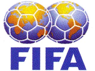 ФИФА готовит эксперимент с четырьмя арбитрами и "умным" мячом