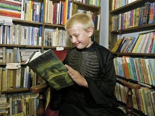 Так, любимой книгой нового поколения США является эпопея Джоан Роулинг о волшебнике Гарри Поттере - его выбрали 20% участников исследования