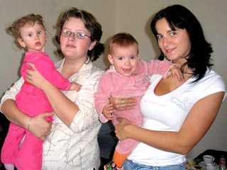 Две семейные пары в Чехии готовятся обменяться своими 10-месячными дочерьми, выяснилось, что их перепутали после рождения