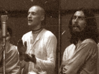 Джордж Харрисон (на фото - с Сэмом Спирстрой) записал в современной аранжировке древнюю молитву "Харе Кришна", которая разошлась миллионными тиражами