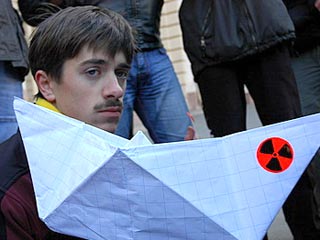 В Петербурге были задержаны активисты экологических и общественных организаций, протестовавшие против прихода в Россию очередного груза с радиоактивными отходами из Европы