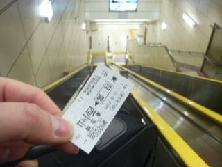 Неожиданный подарок получили пассажиры токийского метро и наземных электричек, которых с раннего утра стали без билетов пропускать к поездам