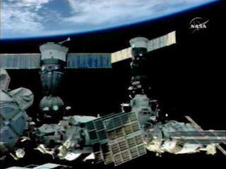 Космический корабль "Союз ТМА-11" с 16-й основной экспедицией на МКС пристыковался в пятницу к станции в штатном режиме