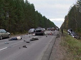На трассе Вологда - Новая Ладога произошло серьезное ДТП. В результате лобового столкновения двух иномарок погибли семь человек, еще один пострадавший госпитализирован