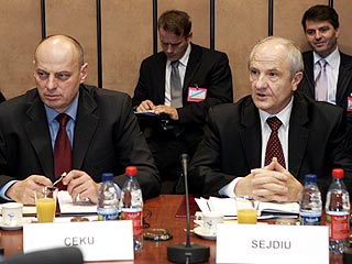 Представители властей Сербии и Косово, как и ожидалось, не смогли решить вопрос статуса края на переговорах, которые прошли в Брюсселе, однако они договорились вновь встретиться 22 октября
