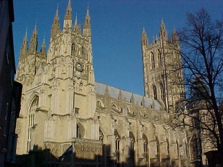 Вырученные от продажи фигурок средства пойдут на реставрацию Кентерберийского (на фото) и Йоркского  соборов