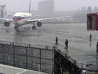 "До 17:00 аэропорт ограничил прием и вылет самолетов, прибывающие борты направляют в другие аэропорты - в частности - в столичный "Домодедово", - сказали в пресс-службе.