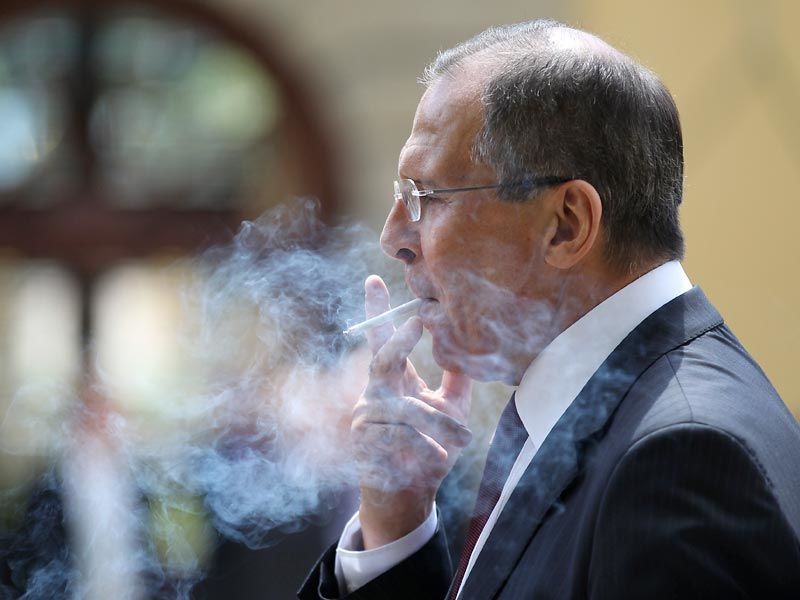 Глава МИД РФ Сергей Лавров в прямом эфире в интервью сайту "Комсомольской правды" рассказал о своем отношении к курению. Министр иностранных дел признался, что сам курит немного, но российские "антитабачные законы" считает излишне строгими