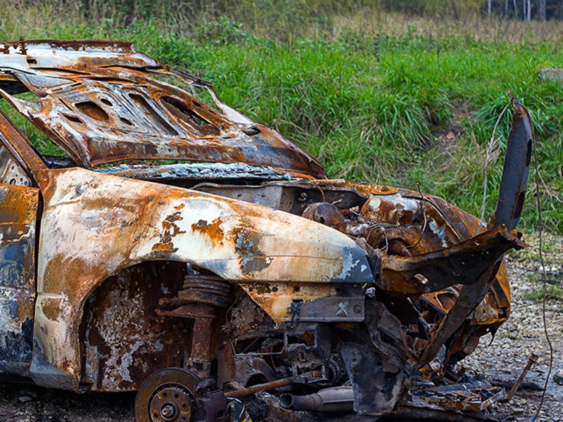 Взорванный автомобиль BMW с фрагментами тел двух человек найден в полукилометре от федеральной автодороги "Кавказ" в Карабудахкентском районе Дагестана