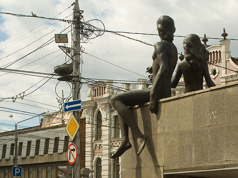 В Красноярске художник надел на городские памятники респираторы, чтобы привлечь внимание к проблеме загрязненного воздуха в мегаполисе. Из-за множества теплоэлектростанций и заводов в городе часто появляется сильный смог