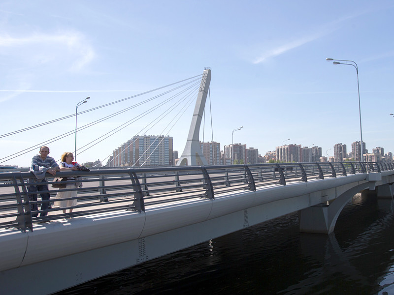 В Санкт-Петербурге у властей города возникли проблемы с установкой официальной вывески "Мост Кадырова" на переправе через Дудергофский канал в Красносельском районе, названной в честь первого президента Чеченской республики