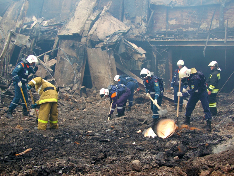 В подмосковном городе Фрязино, где разбирают завалы на месте крупного пожара на мебельной фабрике "Модерн", потушенного 17 июня, в понедельник, 20 июня, найдены тела двух пожарных, числившихся пропавшими без вести