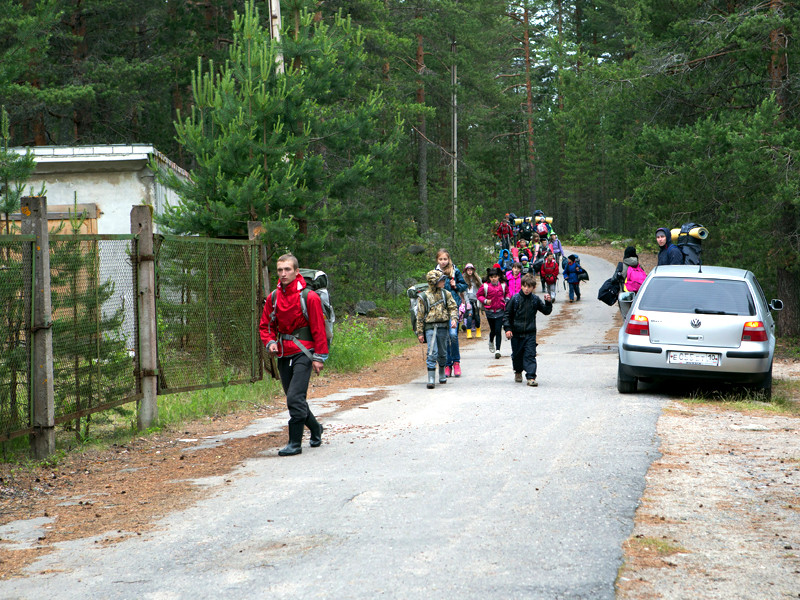 Туристическая группа, возвращающаяся в детский оздоровительный лагерь "Парк-отель Сямозеро" в Карелии
