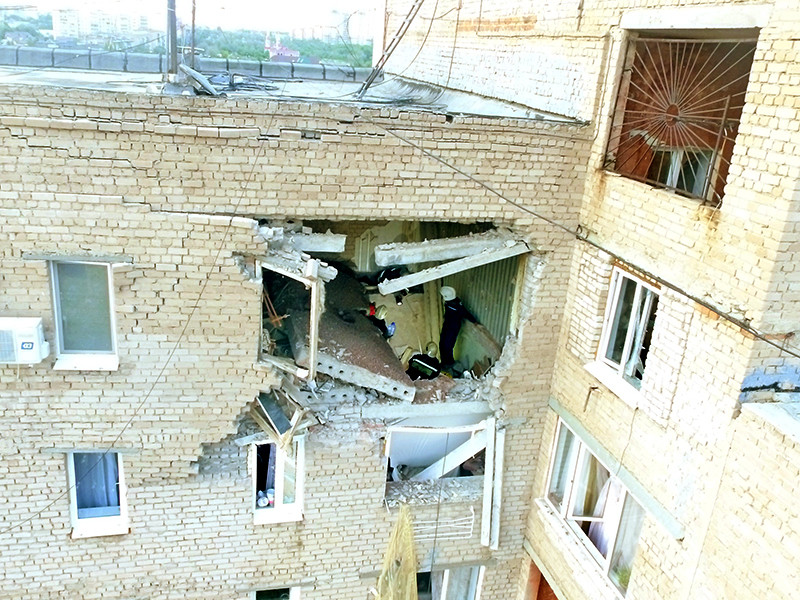 Основной версией взрыва в жилом доме на улице Алтайская в Оренбурге остается неудачная попытка одного из жильцов совершить самоубийство, полагают в Следственном комитете