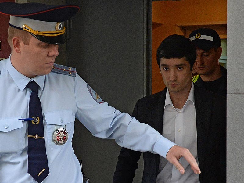 Представители прокуратуры потребовали заменить подписку о невыезде на арест участникам скандальных "гонок" по Москве, которые убегали от полиции на элитном внедорожнике Mercedes