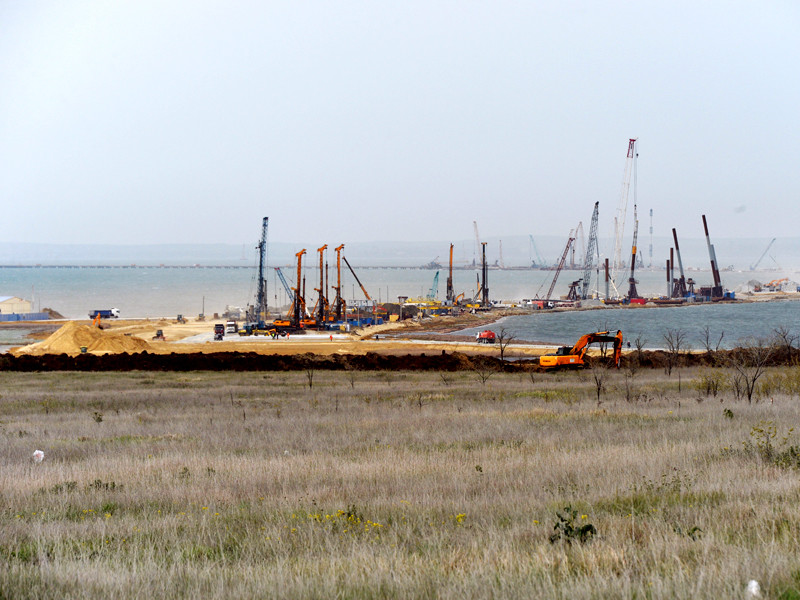Строительство моста через Керченский пролив в Крыму, апрель 2016 года