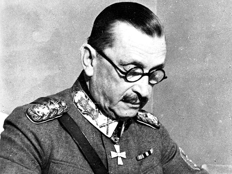 Полиция Петербурга не получала заявлений по факту порчи памятной доски союзнику Гитлера, финскому маршалу Карлу Маннергейму, однако проводит проверку по данному факту