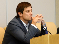 Заседание попытался приостановить оппозиционный депутат Дмитрий Гудков, обративший внимание на то, что в зале лично присутствовали только 123 депутата