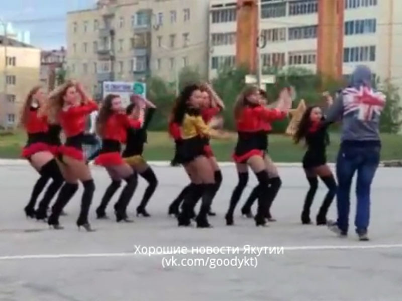 В Якутске группа девушек на камеру исполнила танец в стиле тверк на фоне мемориального комплекса на площади Победы в центре столицы региона