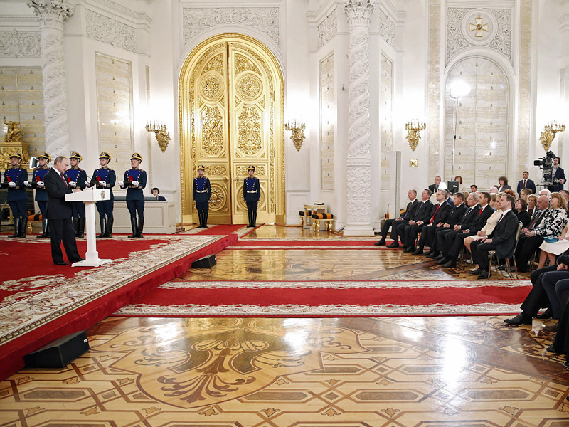 Президент РФ Владимир Путин вручил восьми лауреатам государственные премии за 2015 год в области науки и технологий, литературы и искусства, а также гуманитарной деятельности