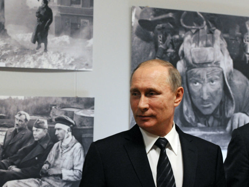 Путин посетил киностудию "Ленфильм" и сыграл "Московские окна" на расстроенном пианино
