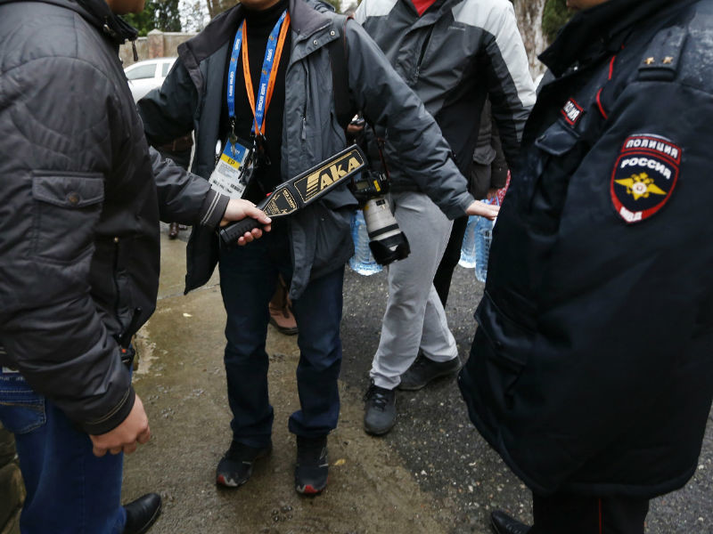 СМИ: ФСБ помешала американским журналистам взять интервью у рабочего "Олимпстроя", жаловавшегося на пытки в полиции