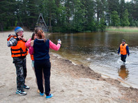 Дети, спасенные в ходе поисково-спасательной операции сотрудниками МЧС РФ в районе озера Сямозеро в Карелии