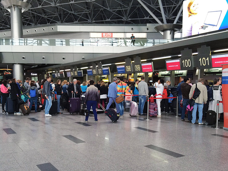 В московском аэропорту Внуково в одном из залов вылета пассажир скончался у стойки регистрации