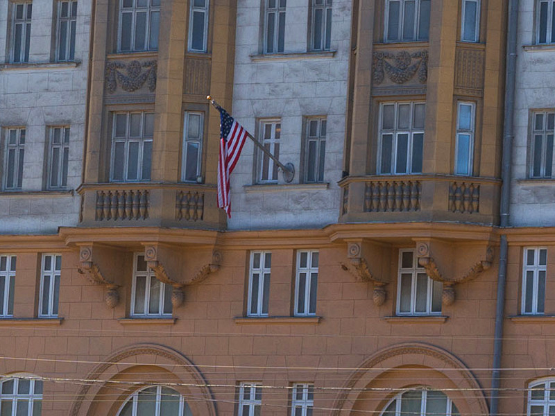 Охранник в форме ФСБ избил дипломата, попытавшегося зайти в посольство США