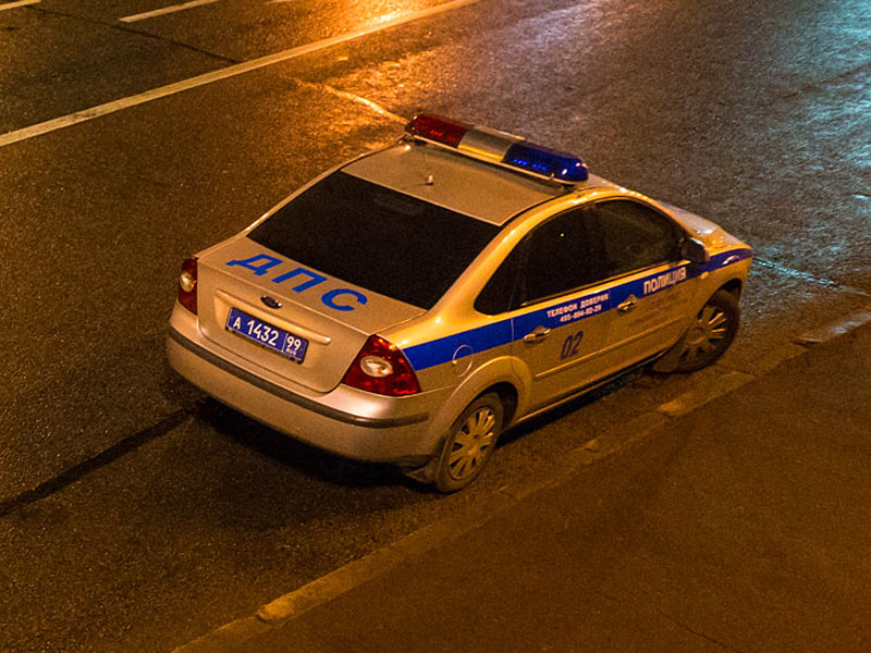 На востоке Москвы полиция задержала трех нетрезвых молодых людей в возрасте от 17 до 19 лет и 18-летнюю девушку, которые на автомобиле Toyota Camry, нарушая правила дорожного движения, устроили гонки с ДПС и сбили полицейского