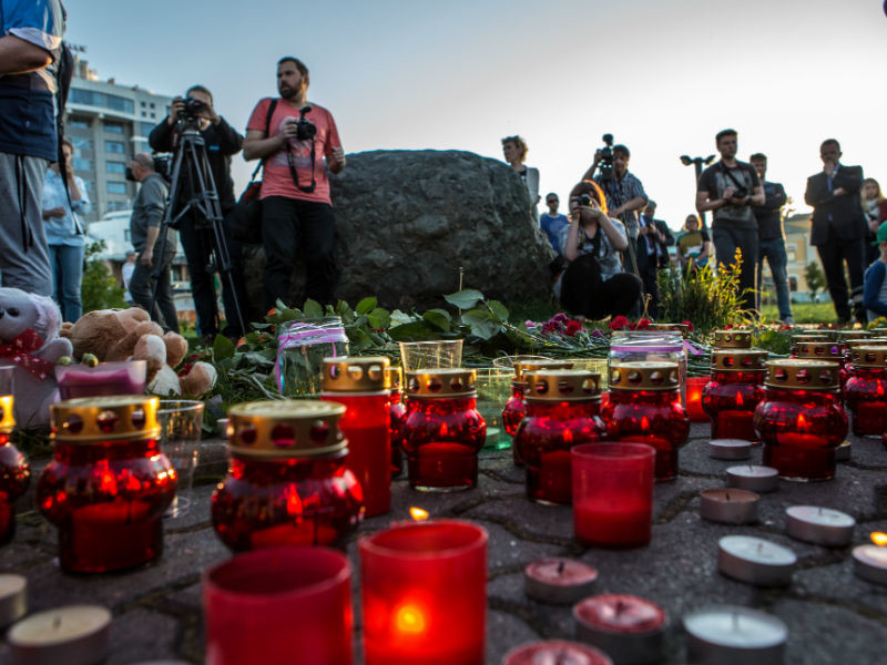 В Карелии зажгли сотни свечей в память о погибших детях