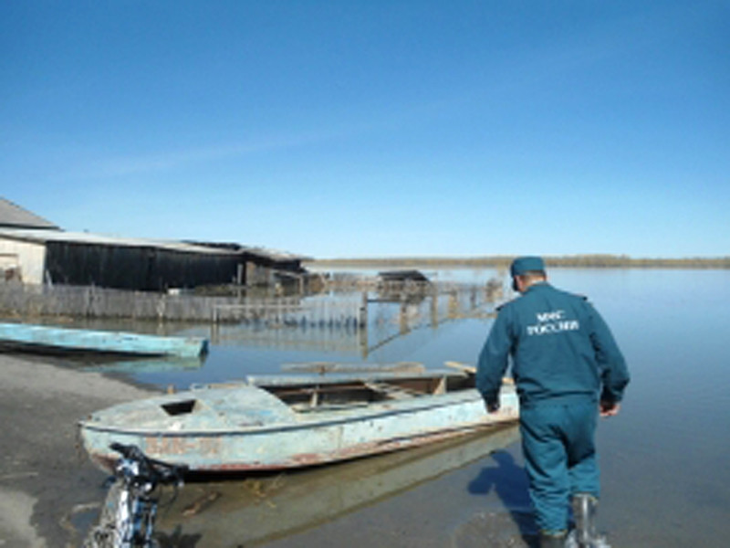 Школьникам в Омской области пришлось добираться на ЕГЭ на лодках