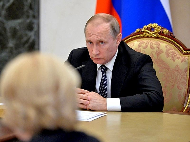 Путин продлил запрет на ввоз санкционных продуктов до 2018 года