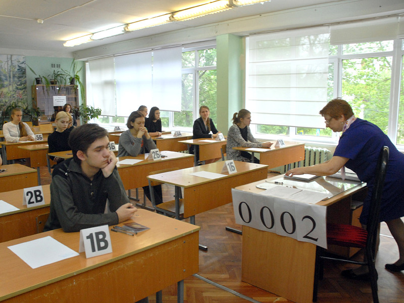 Российские школьники и их родители, шокированные сложностью профильного ЕГЭ по математике, собирают подписи за пересмотр правил перевода первичных баллов во вторичные - которые играют роль при поступлении в профильные вузы