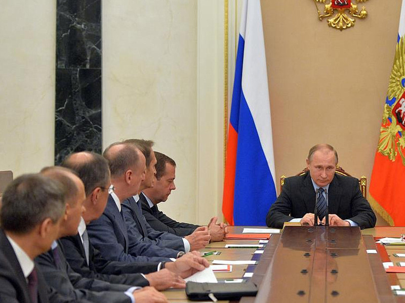 Президент России Владимир Путин 3 июня провел совещание с постоянными членами Совета безопасности РФ, обсудив ситуацию в российской экономике