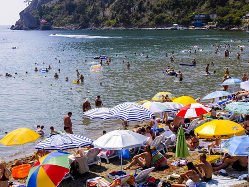Более четверти россиян (26%) этим летом не будут брать отпуск. Это самый высокий показатель с 2000 года, выяснили в ходе опроса социологи "Левада-центра"