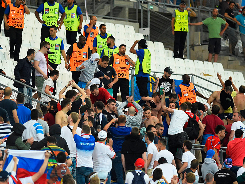 Российский футбольный союз осудил болельщиков из РФ, участвовавших в драках