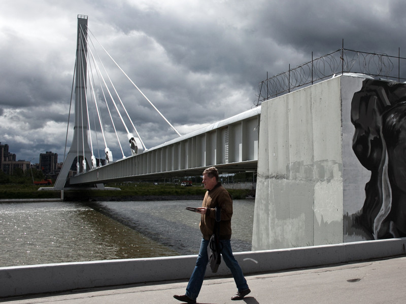 Активисты движения "Солидарность" переименовали "мост Кадырова" в Петербурге