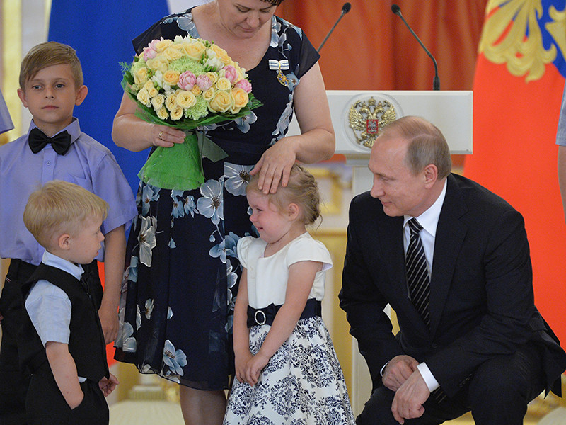 В заголовках инцидент преподносился по-разному: либо что Путин утешил ребенка, либо попытался и не смог, либо вмешательство президента лишь усугубило ситуацию