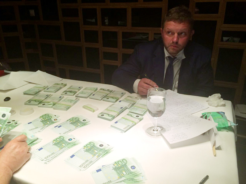 СМИ назвали сумму, которую Никита Белых получил в московском ресторане: в СК заявляют, что это была взятка, а в окружении губернатора - что наличные на благоустройство Кирова