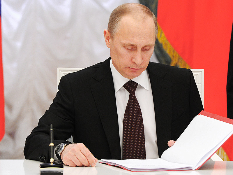 Президент России Владимир Путин в четверг, 2 июня, подписал закон о продлении до 31 декабря 2017 года действия нулевой ставки налога на добавленную стоимость (НДС) на пригородные железнодорожные перевозки