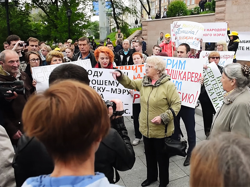 Сотни жителей Владивостока вышли на пикет в защиту арестованного мэра и чуть не подрались с коммунистами