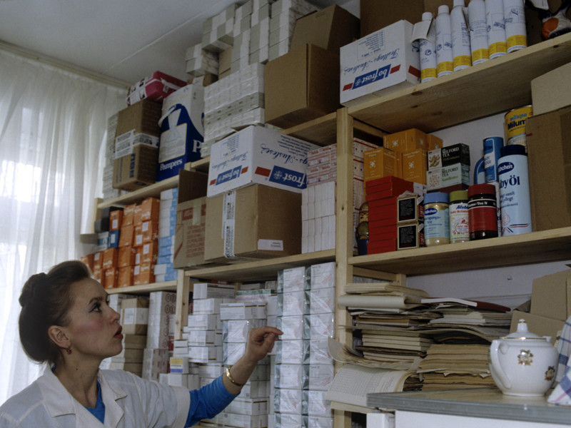 Жители Москвы и других регионов России, страдающие от онкологических заболеваний, жалуются на перебои в лекарственном обеспечении. Более двух месяцев в ряде столичных поликлиник пациентам отказывают в выписке дорогостоящих препаратов, пишет "Коммерсант"