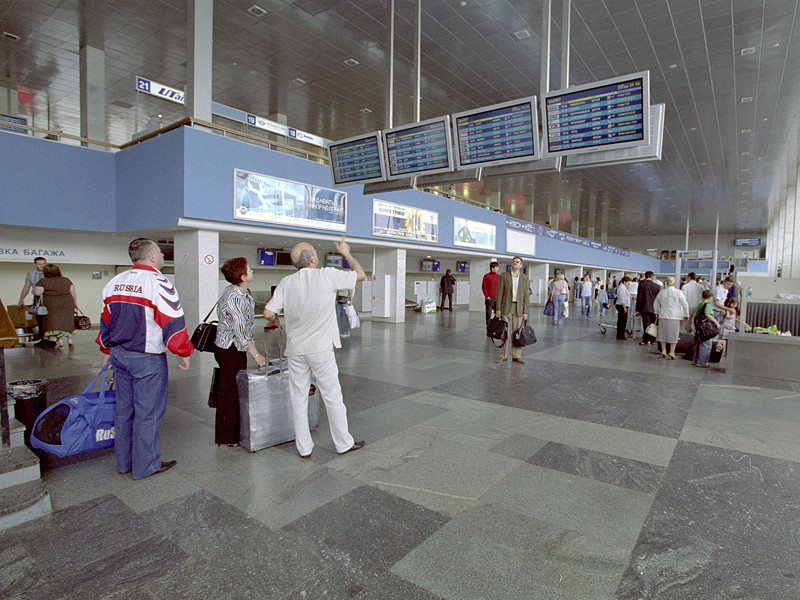 В Москве из-за тяжелых погодных условий начались массовые отмены и задержки рейсов в столичных аэропортах