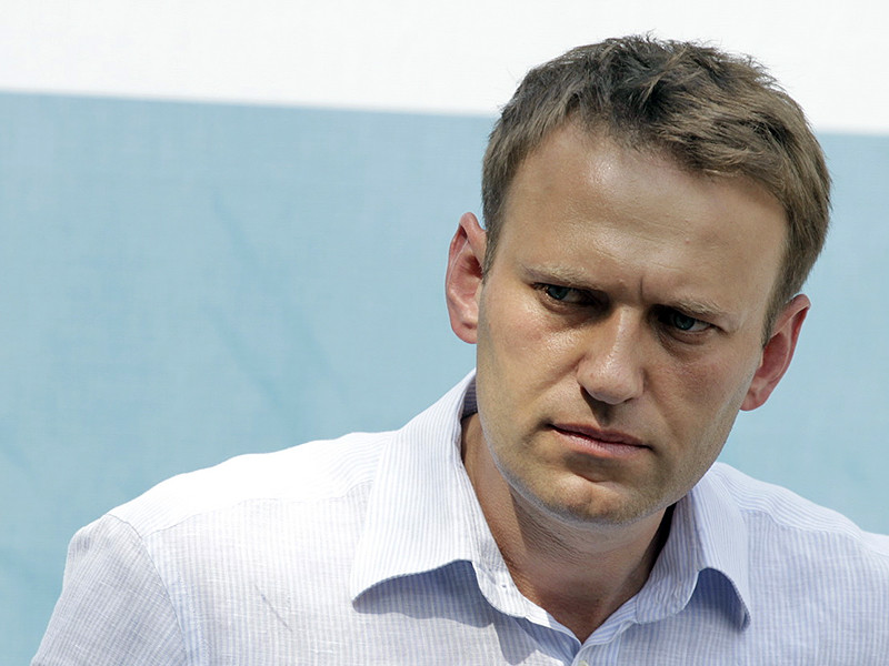 "Вызвали на завтра на допрос по делу о "клевете", - написал Навальный в Twitter. - А оказывается, это будет очная ставка между мной и главредом сайта "Эхо Москвы"