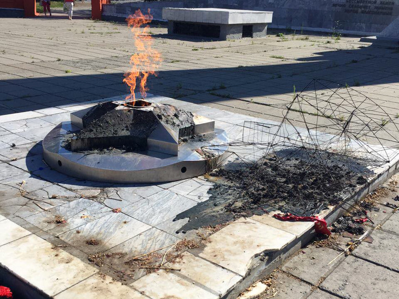 Неизвестные личности разгромили мемориал "Вечный огонь" в центре города Миасса в Челябинской области
