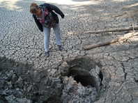 В начале мая жители расположенной неподалеку деревни Николичи обнаружили, что вода из озере ушла под землю,