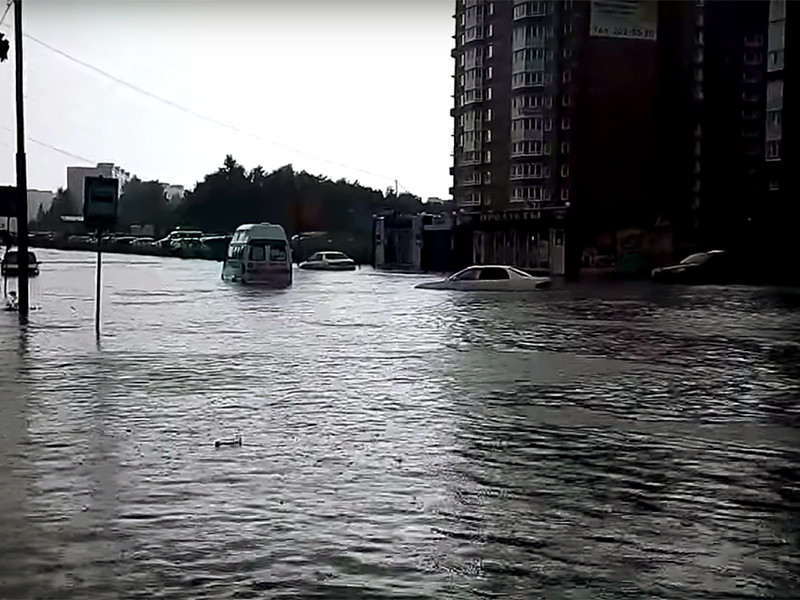 В Новосибирске сильный ливень, который прошел днем в понедельник, 18 июля, затопил дороги, переходы и станции метро и магазины