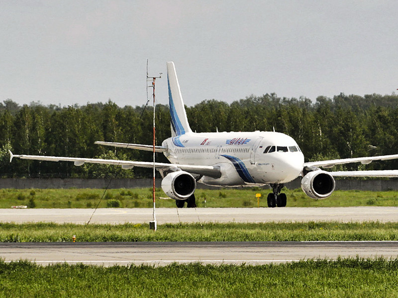 Лайнер Airbus A320 авиакомпании "Ямал" заблокировал взлетно-посадочную полосу (ВПП) международного аэропорта Симферополя в ночь на 29 июля, что привело к задержке вылета множества других рейсов