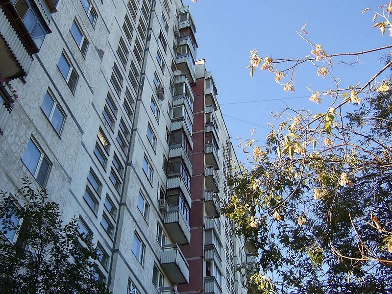 В Краснодаре с 12-го этажа жилого дома сорвался молодой человек. 11 июля парень упал на козырек первого этажа и выжил. По предварительной версии, он пытался сделать романтический сюрприз своей девушке